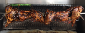 Wildschwein grillen am Spieß eine Gaumenfreude für alle frisch vom Grill